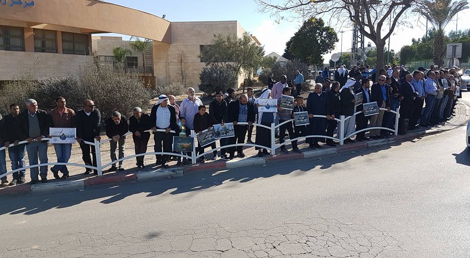 עשרות תושבים מרהט, נכבדים וחברי כנסת עמדו במשמרת מחאה, ליד המתנ''ס (צילום: פייסבוק עקיל זיאדנה)